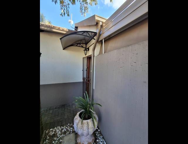 2 BEDROOM TOWNHOUSE FOR SALE IN THATCHFIELD
